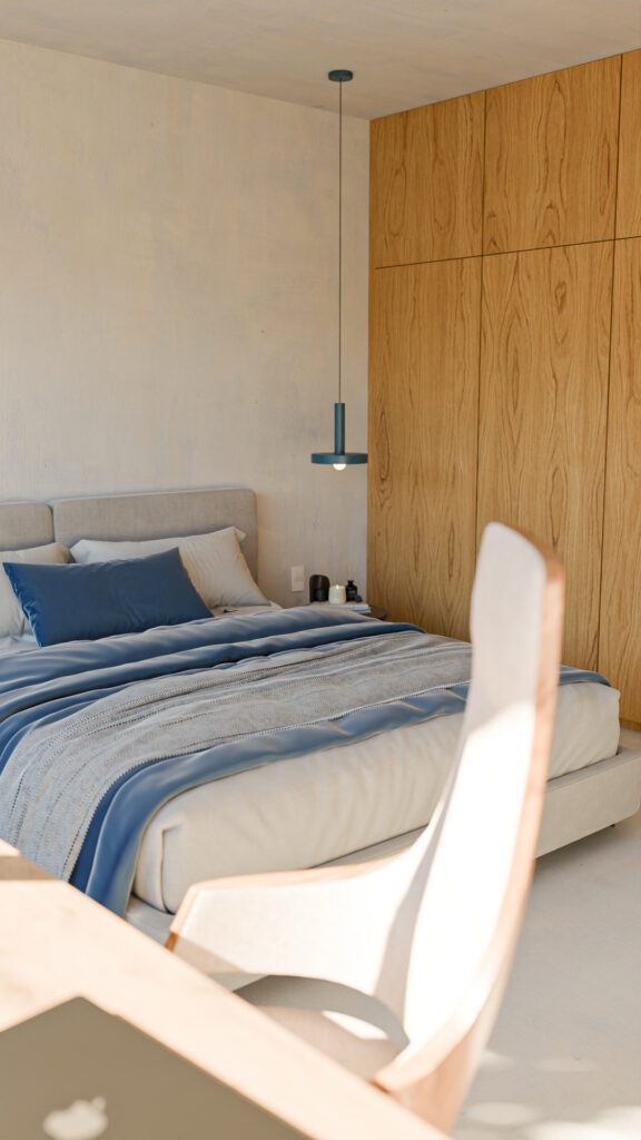 Recamara secundaria con muros blancos con closet de madera y puertas
