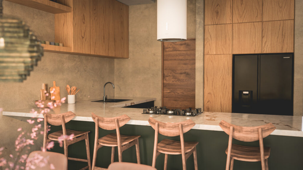 Cocina moderna de madera natural de estilo industrial en Casa Roma