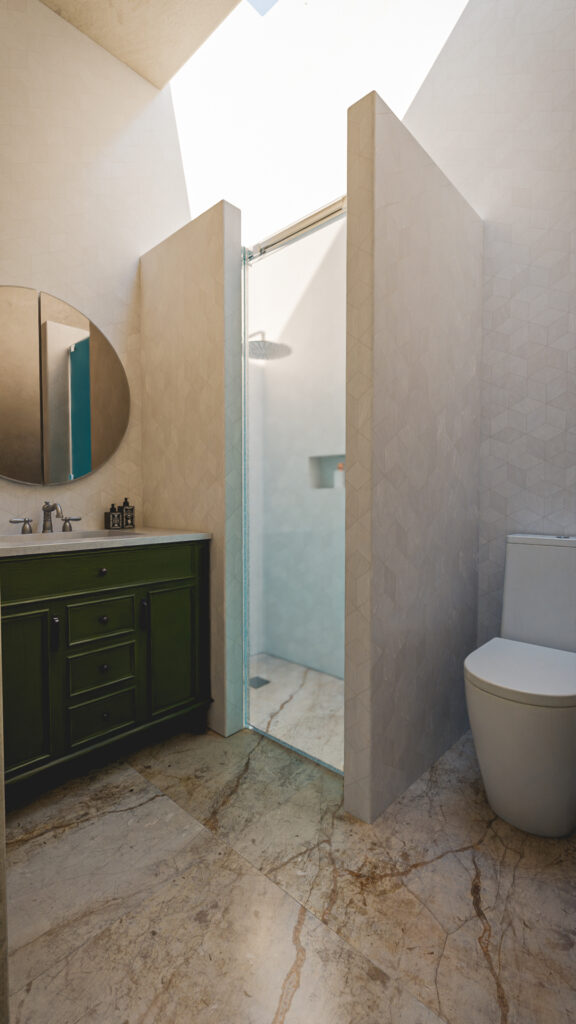 baño y regadera con iluminación natural y de estilo industrial en Casa Roma