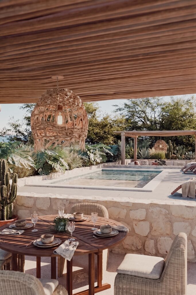 Terraza común con alberca y palapas en la azotea de K’iin Ka’an